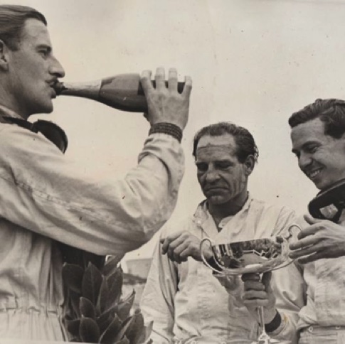 Graham Hill fête son résultat à Aintree 200 sous l'oeil amusé de Jim et celui dépité d'Innes Ireland ! Graham Hill fête son résultat à Aintree 200 sous l'oeil amusé de Jim et celui dépité d'Innes Ireland !